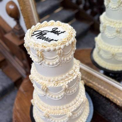 Just Married Lambeth Cake Charm